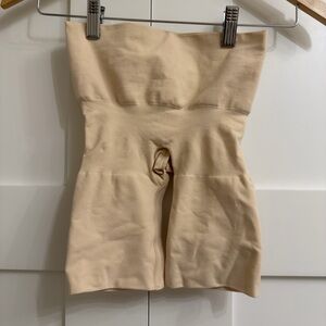 Skims Butt Lifting Shorts Shapewear in Sand, Size Small